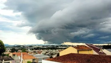 Imagem mostra a formação de uma grande e pesada nuvem de chuva sobre a cidade de Curitiba.