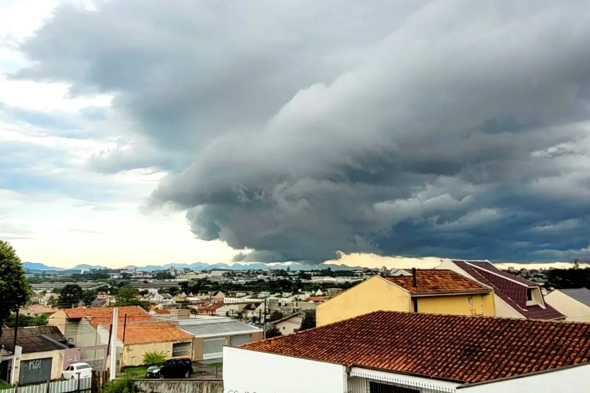 Imagem mostra a formação de uma grande e pesada nuvem de chuva sobre a cidade de Curitiba.