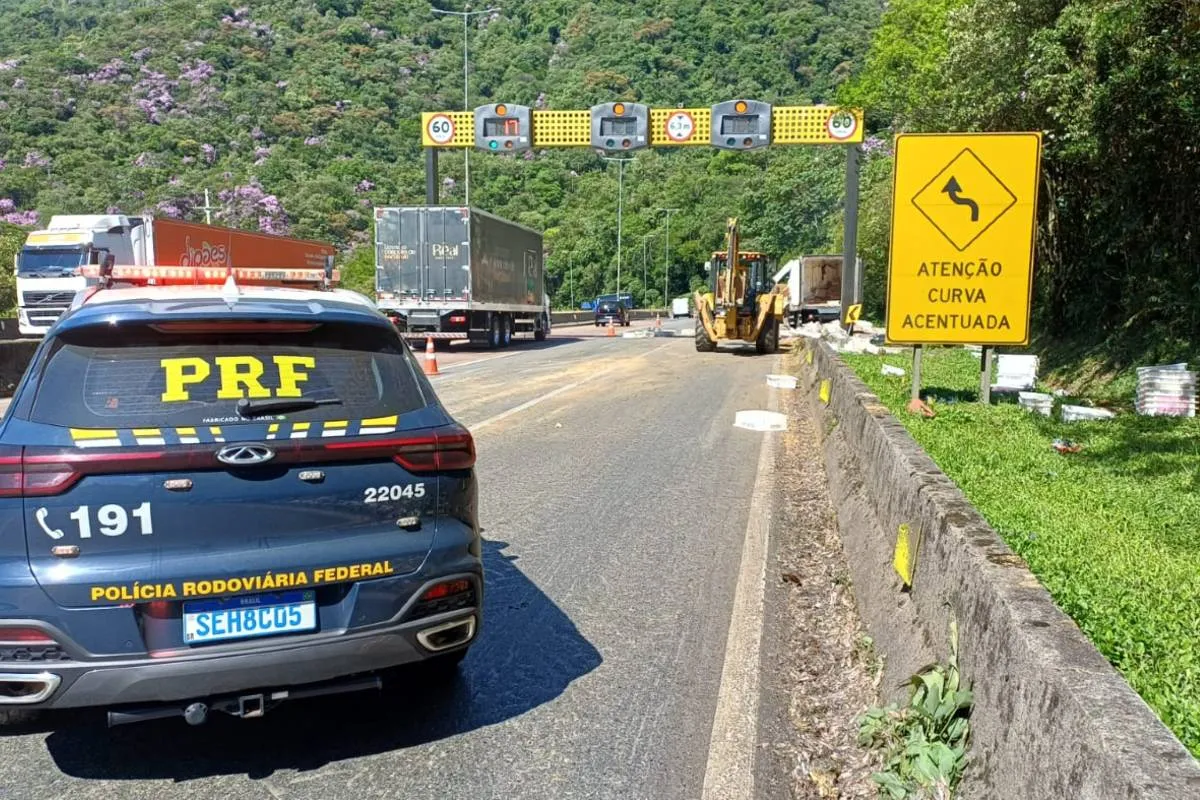 Acidente envolveu dois caminhões de pescados.