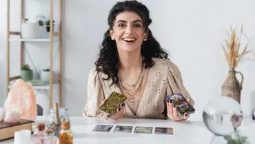 Fevereiro será um mês em que um impulso interior levará muitas pessoas a buscar evolução, conhecimento e aperfeiçoamento (Imagem: LightField Studios | Shutterstock)