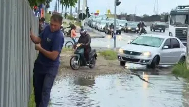 Imagem mostra um trecho de alagamento no CIC, em Curitiba.