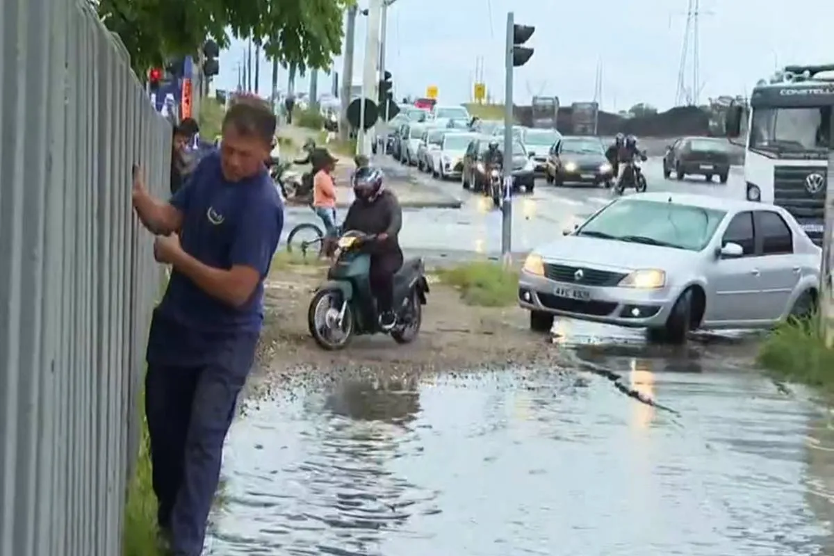 Imagem mostra um trecho de alagamento no CIC, em Curitiba.