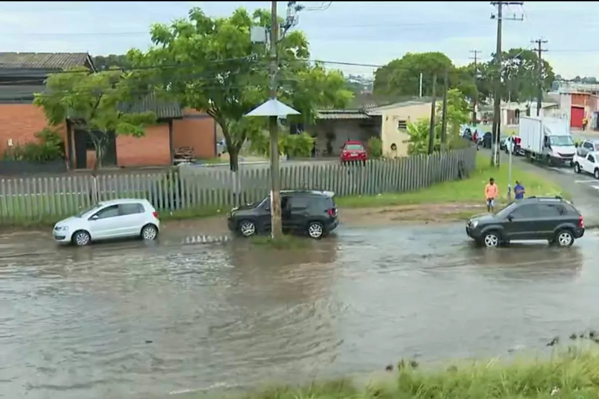 Imagem mostra um trecho de alagamento no CIC, em Curitiba.