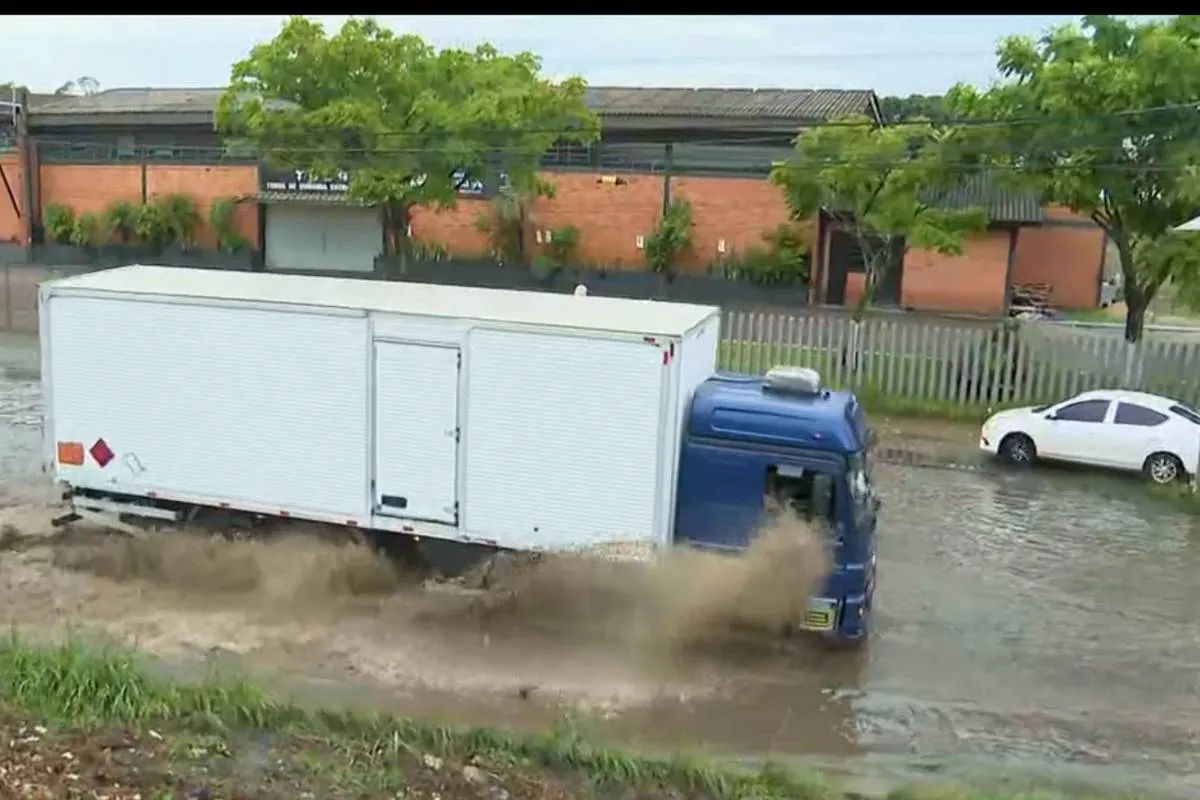 Imagem mostra um trecho de alagamento no CIC, em Curitiba.