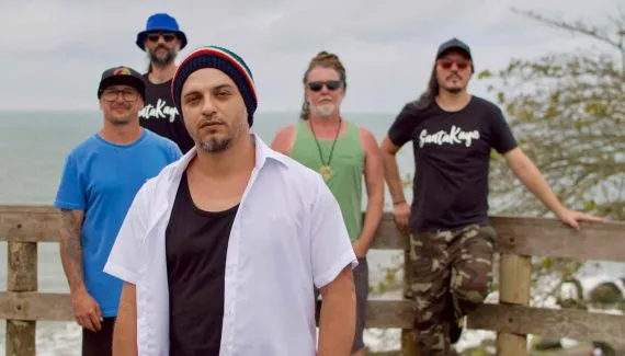 Show gratuito faz o esquenta para o Inner Circle em Matinhos