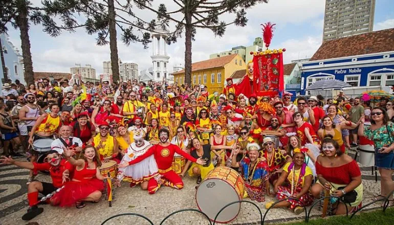 Noite em museu de Curitiba tem visita guiada e bloco de carnaval