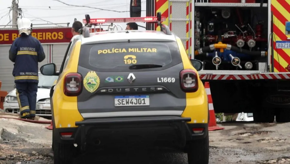 Imagem mostra viaturas dos bombeiros e da Polícia Militar.