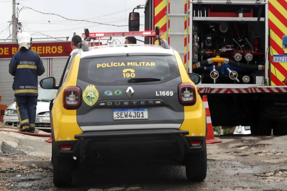 Imagem mostra viaturas dos bombeiros e da Polícia Militar.