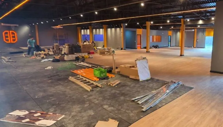 Imagem mostra uma academia em construção.