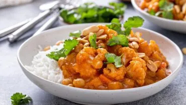Curry de grão-de-bico com couve-flor e abóbora (Imagem: Elena Veselova | Shutterstock)