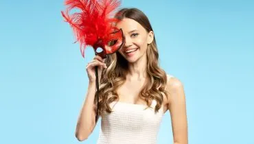 A personalidade e estilo dos signos podem ser traduzidas na fantasia de Carnaval (Imagem: AYO Production | Shutterstock)