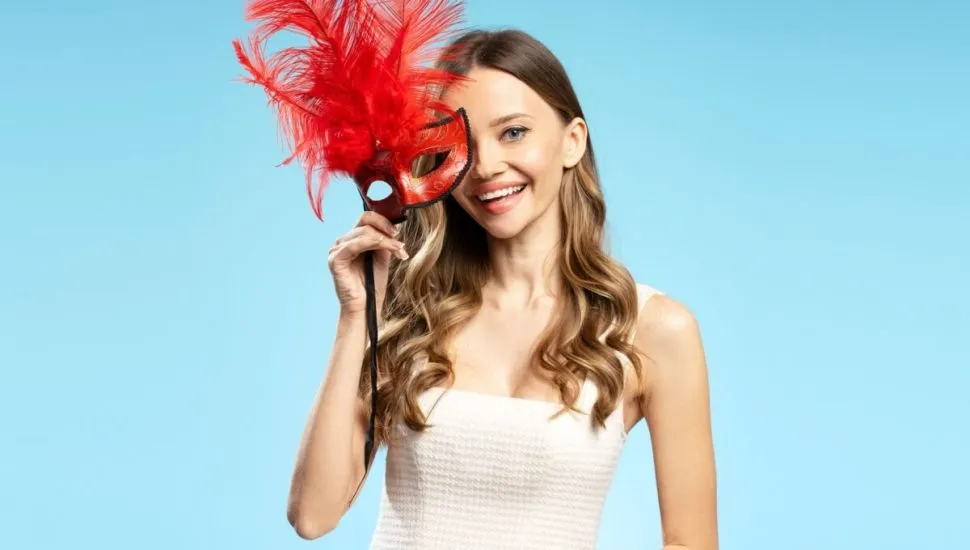 A personalidade e estilo dos signos podem ser traduzidas na fantasia de Carnaval (Imagem: AYO Production | Shutterstock)