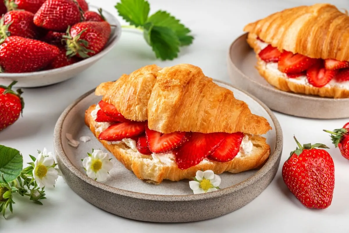 Croissant de morango e cream cheese (Imagem: artem evdokimov | Shutterstock)