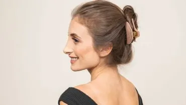 Penteados com piranhas de cabelo são a solução perfeita para enfrentar o calor do verão com estilo (Imagem: w10 | Shutterstock)