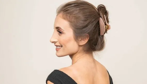 5 penteados com piranhas de cabelo para enfrentar o verão com estilo