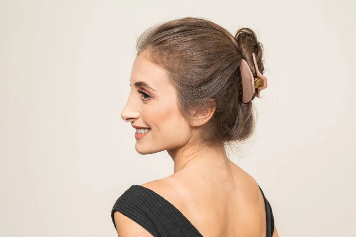 Penteados com piranhas de cabelo são a solução perfeita para enfrentar o calor do verão com estilo (Imagem: w10 | Shutterstock)