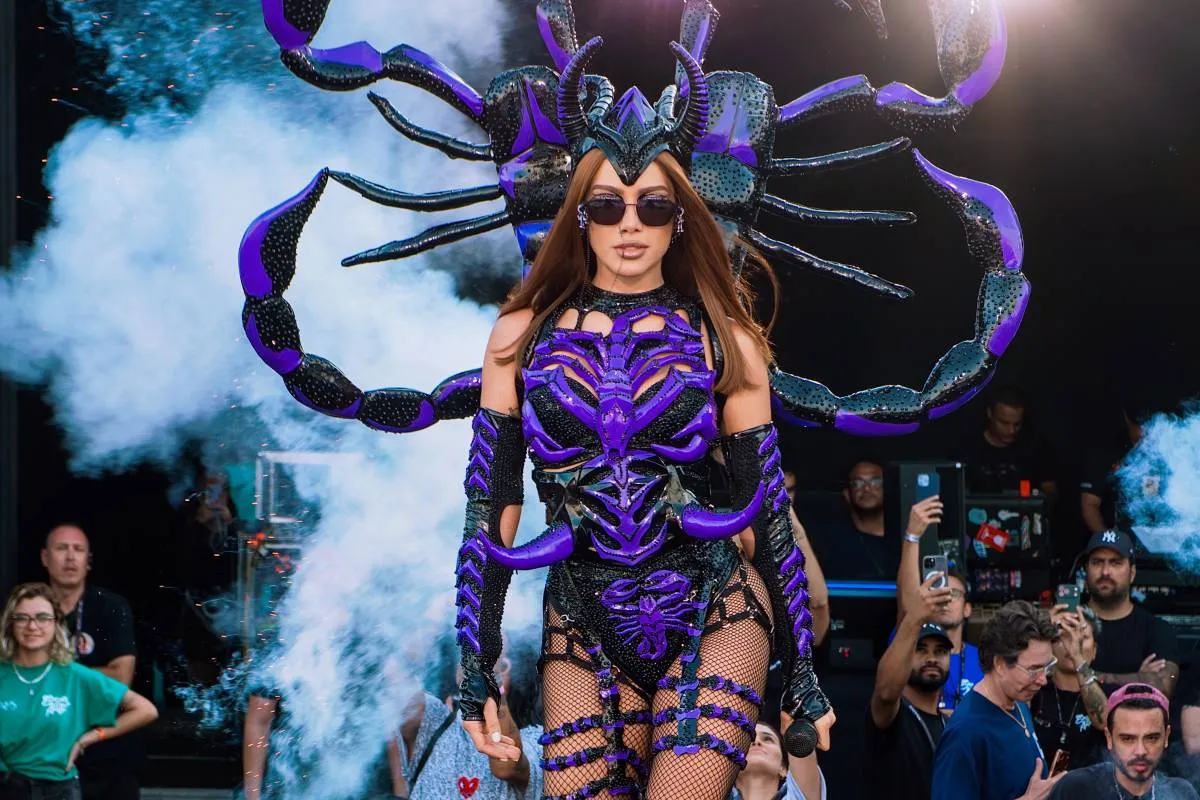 Imagem mostra Ensaios de Anitta em Curitiba.