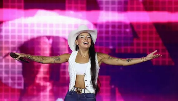 Multidão em Matinhos: Ana Castela bate recorde com 228 mil fãs