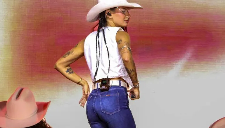 Imagem mostra o show de Ana Castela em Matinhos