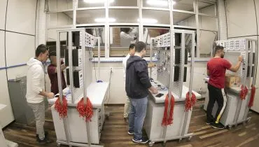 Alunos do Curso Técnico em Eletrotécnica do SENAI em atividade prática, desenvolvendo competências alinhadas às demandas da Indústria 4.0.