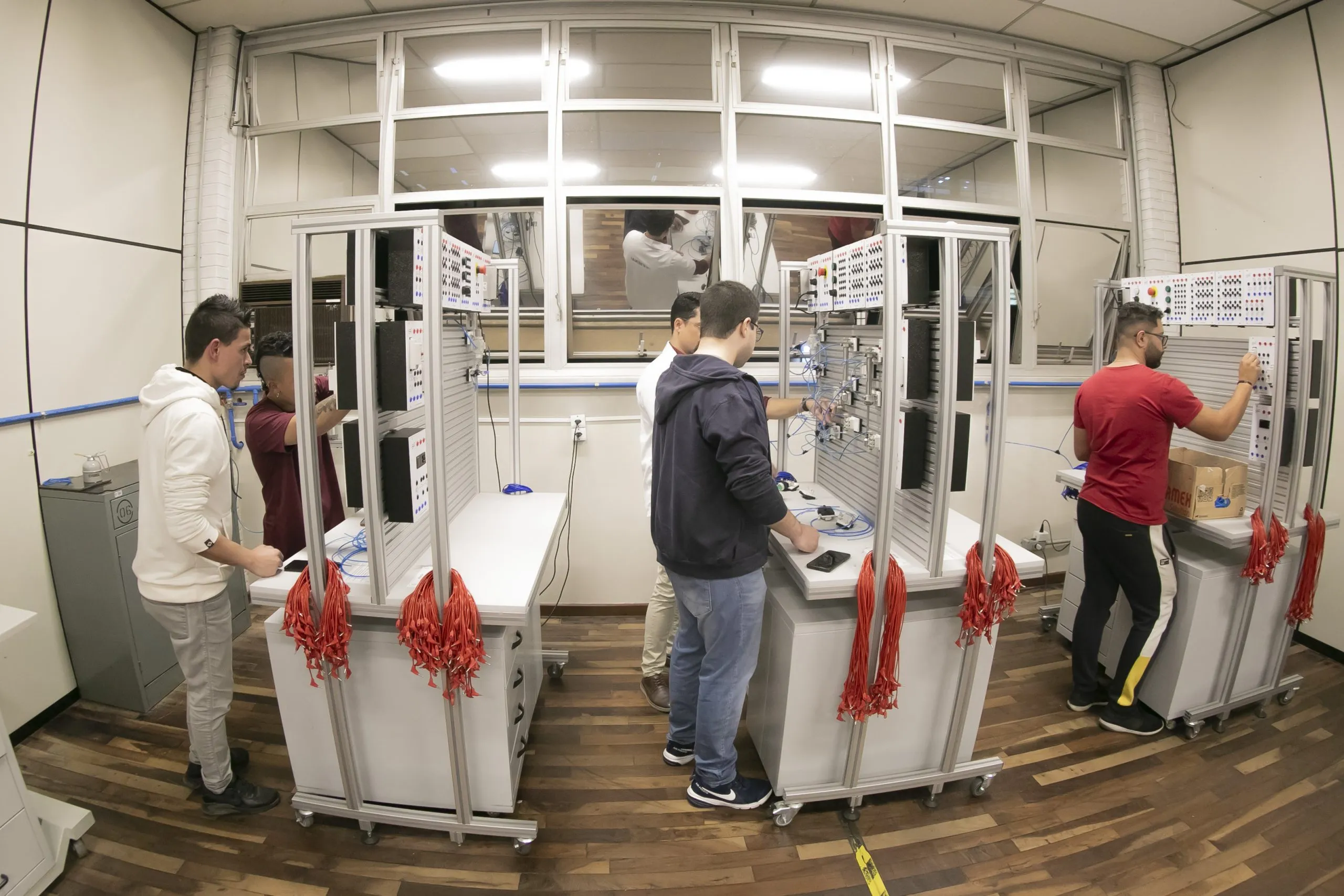 Alunos do Curso Técnico em Eletrotécnica do SENAI em atividade prática, desenvolvendo competências alinhadas às demandas da Indústria 4.0.
