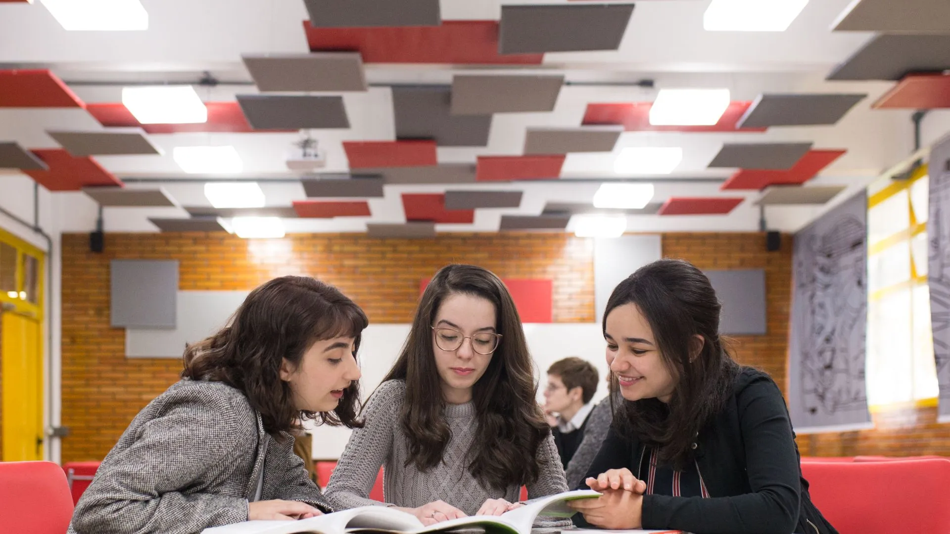 Aprender um novo idioma é abrir portas para o mundo 🌍 O PUCPR Idiomas está com inscrições abertas para a comunidade, com cursos de Inglês, Espanhol, Francês, Alemão, Italiano e Japonês — presenciais em Curitiba ou online ao vivo. Matrículas até 31 de março e teste de nivelamento gratuito.