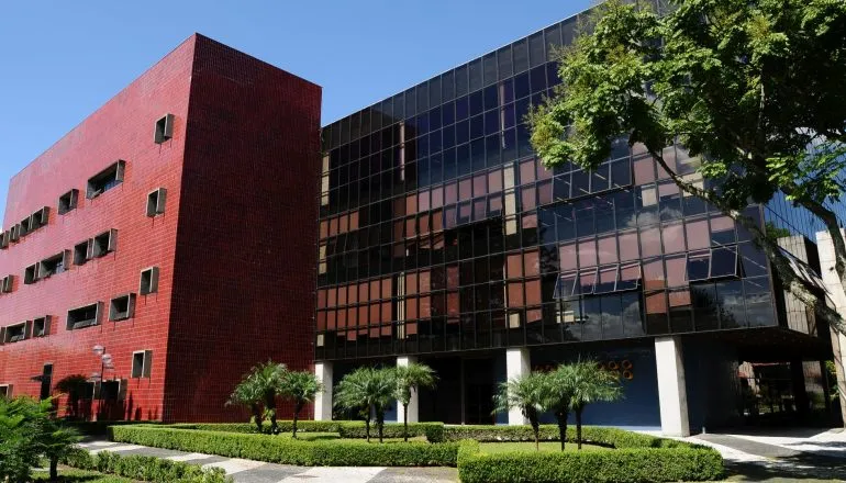 O PUCPR Idiomas convida a comunidade a aprender novos idiomas em uma estrutura universitária completa, no Câmpus Curitiba ou no formato online ao vivo. Inscrições abertas até 31 de março, com teste de nivelamento gratuito para Inglês, Espanhol, Francês, Alemão, Italiano e Japonês.