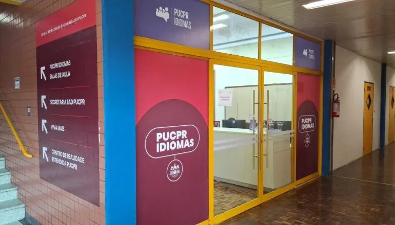 O PUCPR Idiomas faz parte do dia a dia do Câmpus Curitiba, integrando ensino de línguas à estrutura acadêmica da Universidade. Com aulas presenciais e online ao vivo, os cursos estão com inscrições abertas para a comunidade até 31 de março, com teste de nivelamento gratuito.