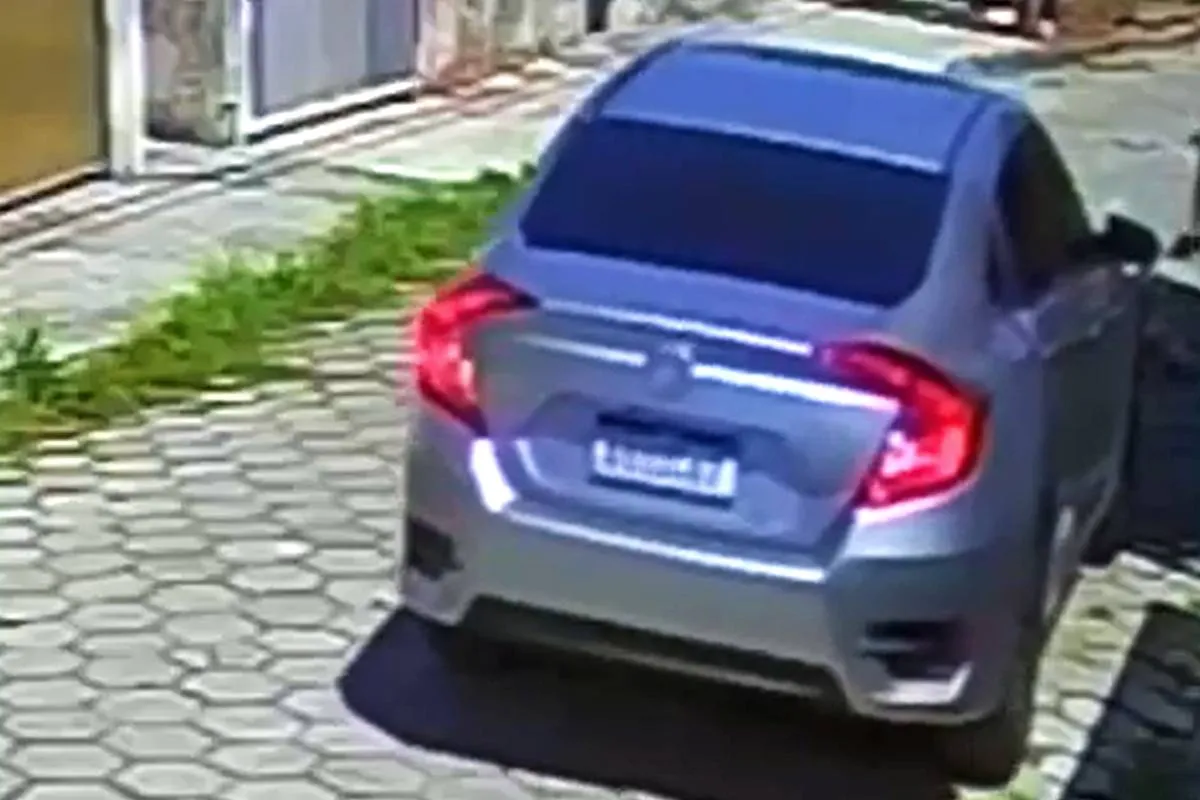 Imagem mostra o carro que atropelou um cachorrinho e não prestou socorro.