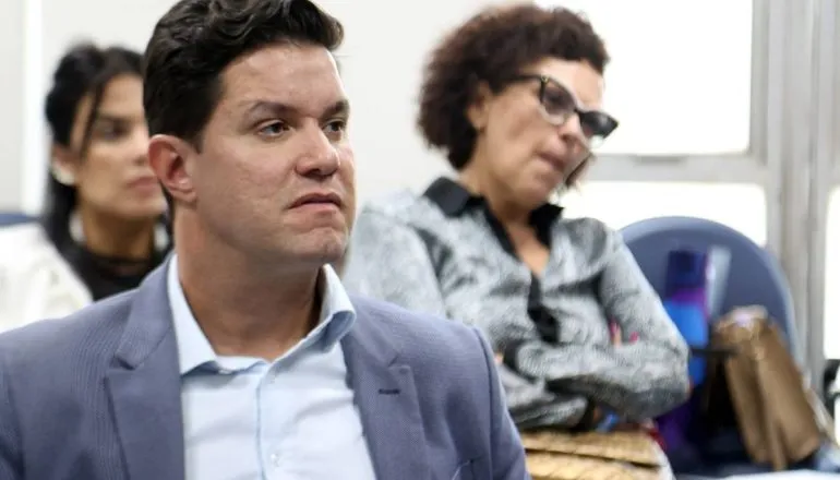 Imagem mostra Guto Silva.