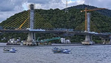 Imagem mostra a construção da Ponte de Guaratuba