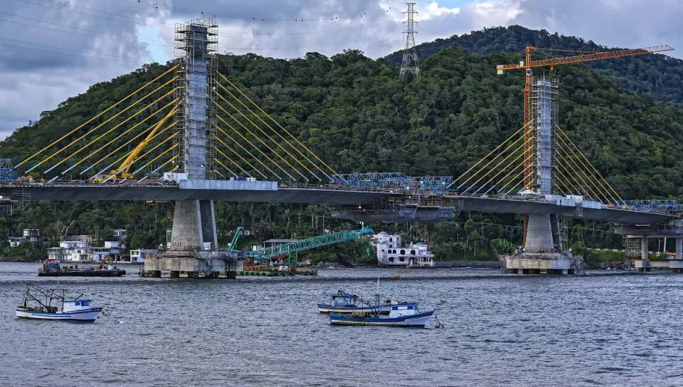 Imagem mostra a construção da Ponte de Guaratuba