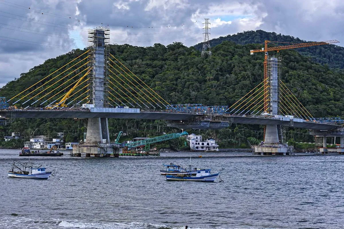 Imagem mostra a construção da Ponte de Guaratuba