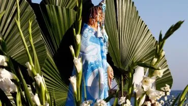 No Dia de Iemanjá, religiosos e devotos prestam homenagens, expressam gratidão e fazem seus pedidos à beira do mar ou dos rios (Imagem: Thelma Amaro Vidales | Shutterstock)