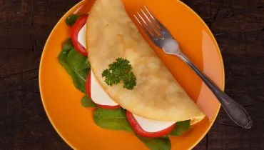 Crepioca recheada com tomate, rúcula e queijo (Imagem: Iuliia Timofeeva | Shutterstock)