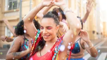 Cuidar da saúde é fundamental para aproveitar o Carnaval (Imagem: Vergani Fotografia | Shutterstock)