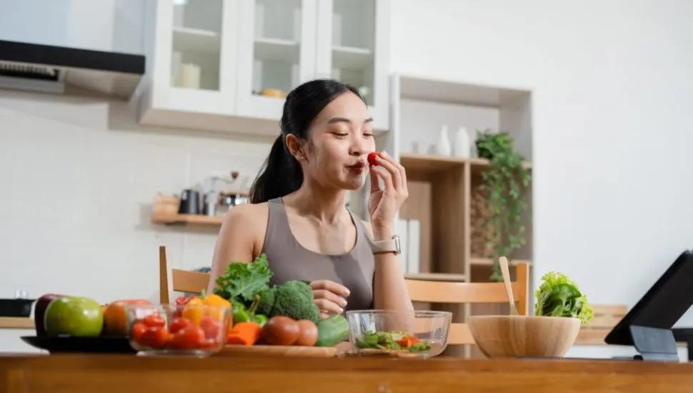 Fibras presentes em frutas e vegetais ajudam a eliminar toxinas do corpo e podem auxiliar na prevenção ao câncer (Imagem: THICHA SATAPITANON | Shutterstock)