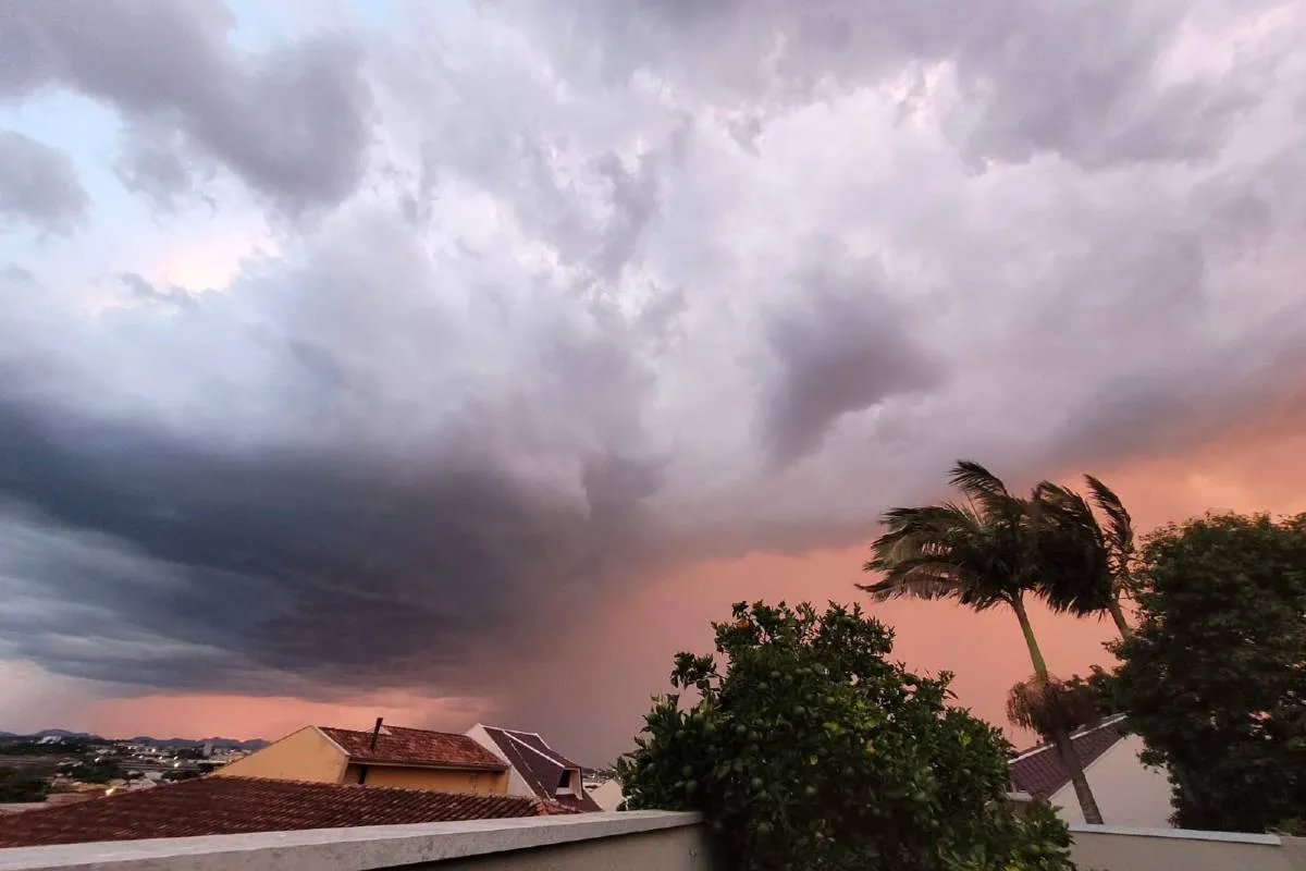 Imagem mostra o céu carregado em Curitiba.