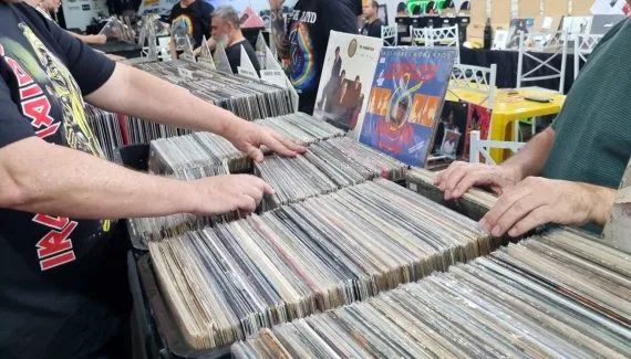 Feira de vinil em Curitiba: 8 mil discos e pocket show neste sábado