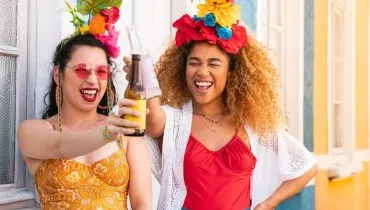 É possível evitar que problemas gastrointestinais atrapalhem o Carnaval (Imagem: Vergani Fotografia | Shutterstock)