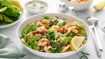 Salada morna de camarão com abacate (Imagem: Sea Wave | Shutterstock)