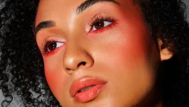 A folia promete muita cor, brilho e espaço para a estética maximalista (Imagem: LightField Studios | Shutterstock)