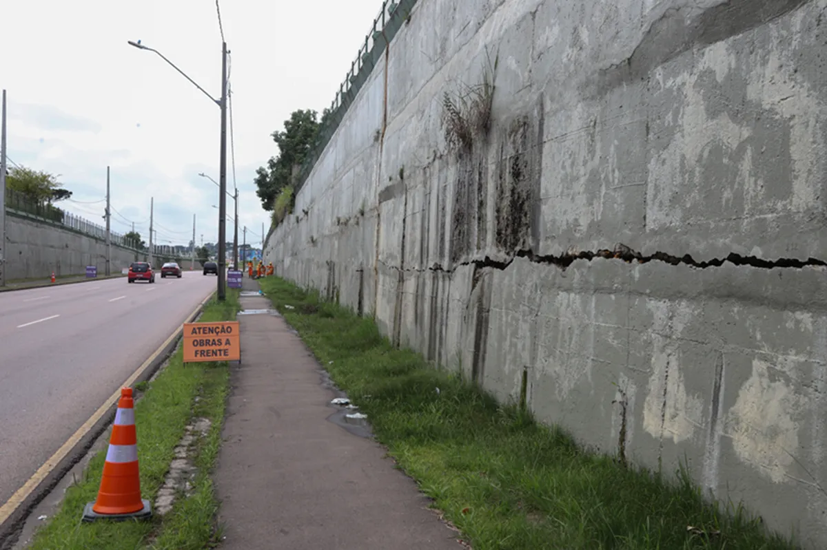 rachaduras em trincheira no pinheirinho começam a ser arrumadas