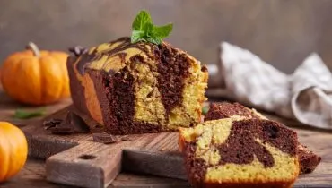 Bolo mesclado de abóbora com chocolate (Imagem: natkinzu | Shutterstock)