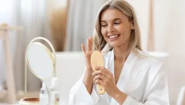 A queda hormonal transforma a estrutura dos fios ao longo dos anos (Imagem: Prostock-studio | Shutterstock)