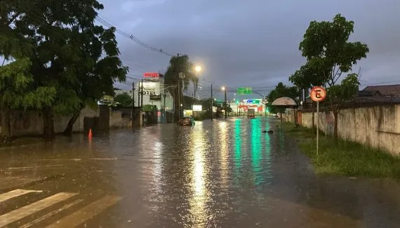 Chuva forte em Curitiba acumula 71 mm em poucas horas e causa alagamentos