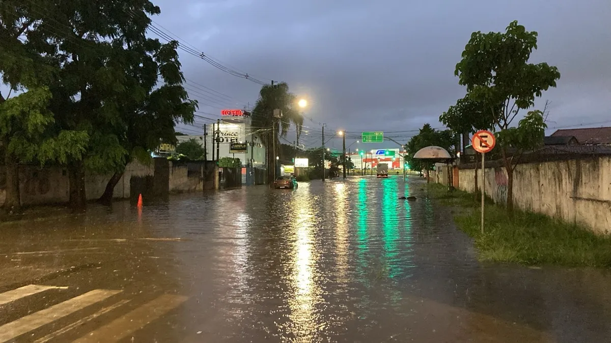 chuva provoca alagamentos em bairros de curitiba