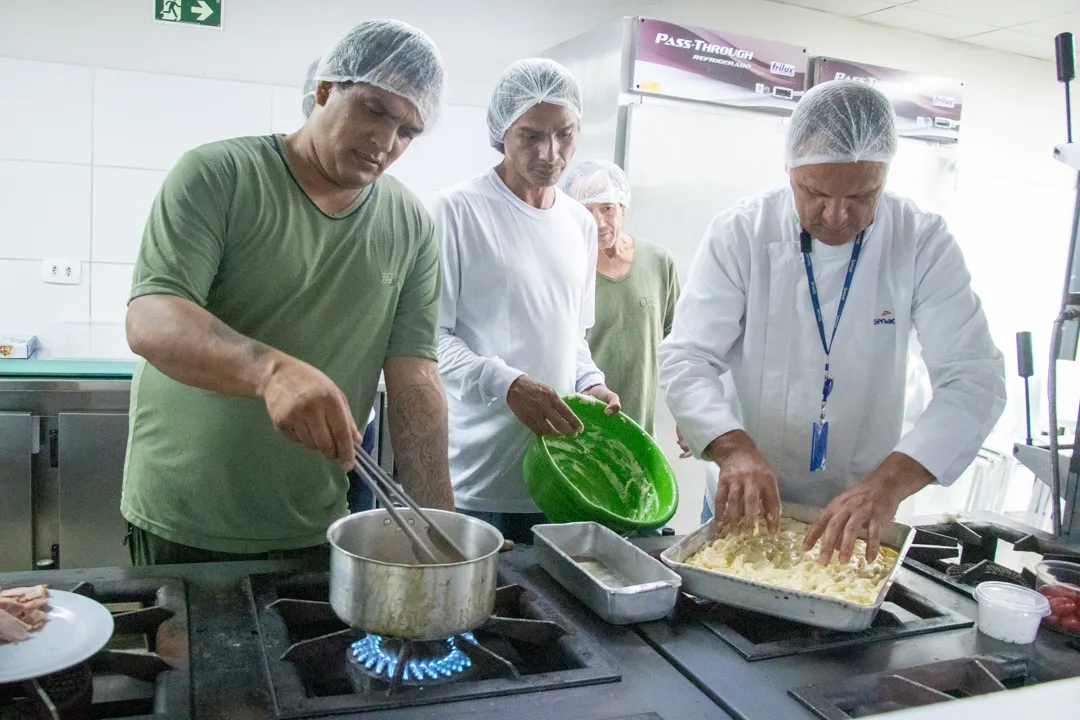Pessoas em situação de rua fazem curso de hambúrguer gourmet em Curitiba