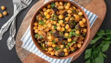 Grão-de-bico com berinjela (Imagem: Mila Bond | Shutterstock)