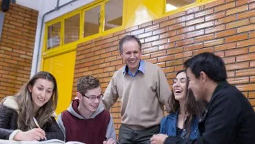 Professor e alunos exploram ciência e tecnologia: as licenciaturas em Exatas da PUCPR preparam profissionais com bolsas de até 60%.